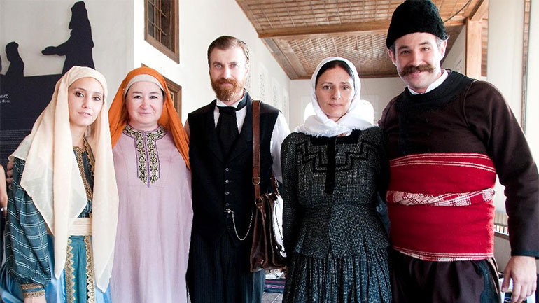 «Ποίος ήτον ο φονεύς του αδελφού μου»: Στα γυρίσματα της νέας μίνι σειράς εποχής σε σκηνοθεσία Μανούσου Μανουσάκη