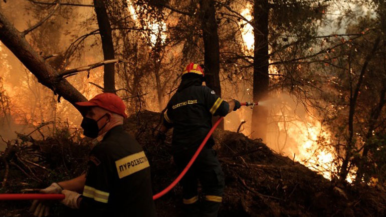 Οι πυροσβεστικές δυνάμεις αντιμετωπίζουν άμεσα μικρές εστίες φωτιάς και αναζωπυρώσεις σε Γορτυνία και Αν. Μάνη