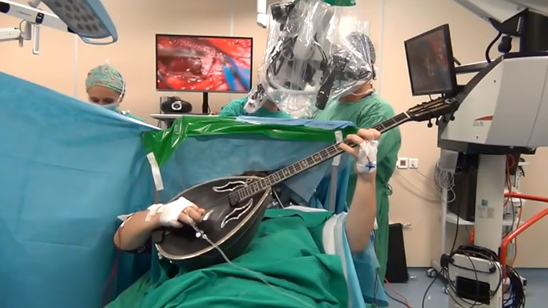 Με το μπουζούκι στο… χειρουργείο