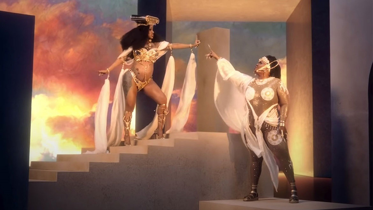 Cardi B: Ημίγυμνη, σαν αρχαία Ελληνίδα θεά, στο νέο της video clip η εγκυμονούσα star