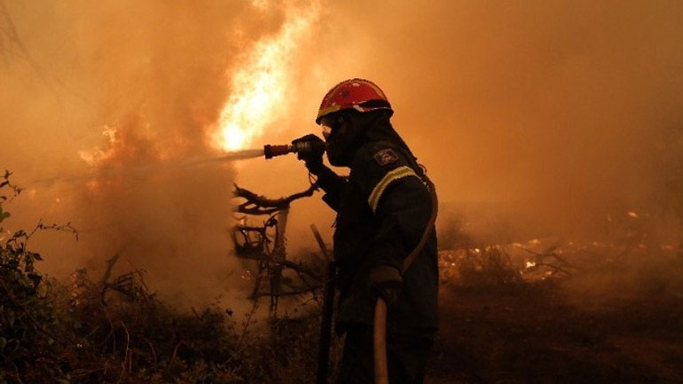 Τρίπολη: Σε εξέλιξη επιχείρηση της Πυροσβεστικής σε περιοχές όπου εκδηλώνονται αναζωπυρώσεις