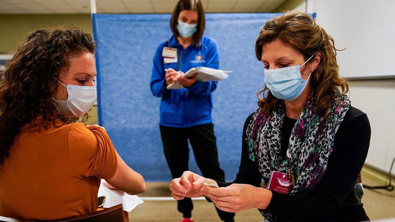 Η κυβέρνηση Μπάιντεν προγραμματίζει την έναρξη του ενισχυτικού εμβολιασμού έως το φθινόπωρο