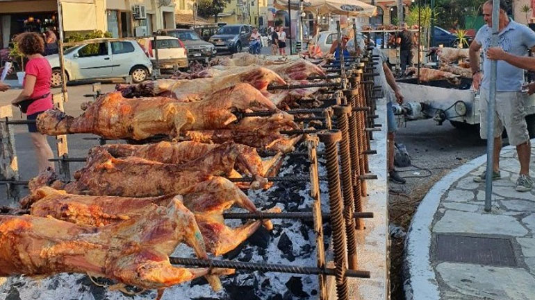 Κέρκυρα: Αμέτρητες σούβλες με αρνιά στους δρόμους για τον εορτασμό του 15Αύγουστου