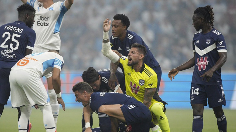 Γαλλία: «Κατέρρευσε» ο Σάμουελ Καλού στο 5ο λεπτό του αγώνα Μαρσέιγ-Μπορντό