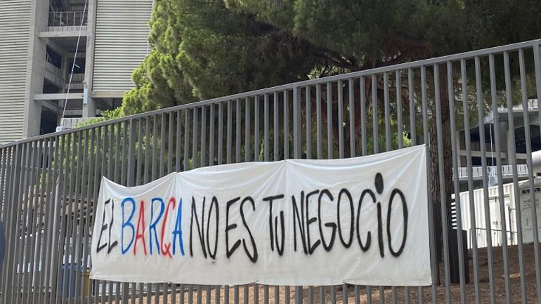 Μπαρτσελόνα: Πανό με συνθήματα κατά του Λαπόρτα έξω από το «Καμπ Νου»: «Εσύ διακοπές και ο Μέσι στο Παρίσι»