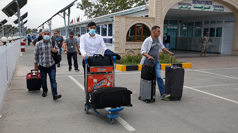 Η Βρετανία βοηθάει τους πολίτες της να επιστρέψουν από το Αφγανιστάν