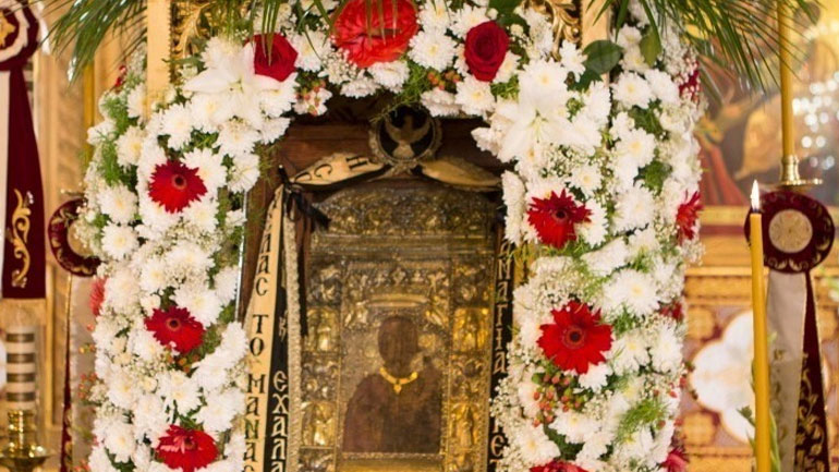 Κέρκυρα: «Στολίστηκαν» με εκατοντάδες κορδέλες οι επιτάφιοι της Παναγίας στο νησί