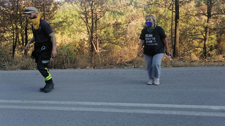 Έλληνες και Γερμανοί εθελοντές διασώζουν πυρόπληκτα ζώα στην Εύβοια