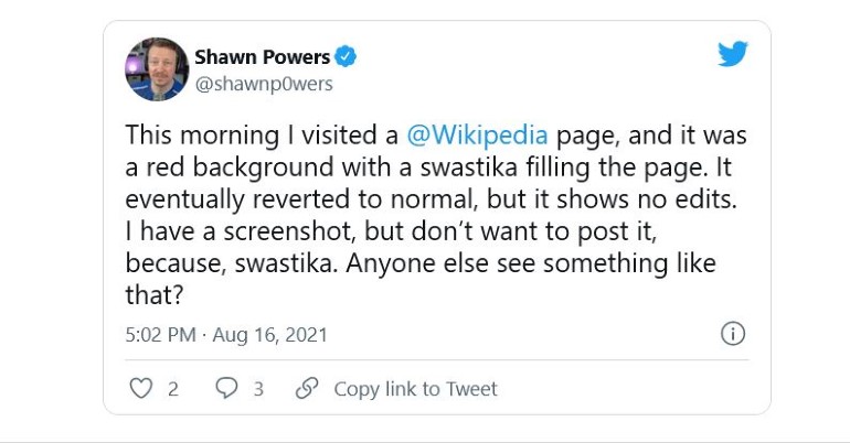 Ανάρτηση στο Twitter από κάποιον χρήστη που παρατήρησε τις σβάστικες στη Wikipedia.