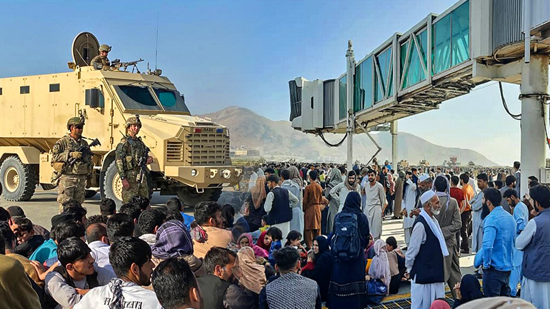 Σκηνές αλλοφροσύνης στο αεροδρόμιο της Καμπούλ Σκηνές αλλοφροσύνης στο αεροδρόμιο της Καμπούλ