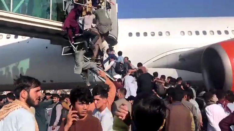 Καμπούλ: Άνθρωποι κρέμονται από τα αεροπλάνα για να εγκαταλείψουν τη χώρα