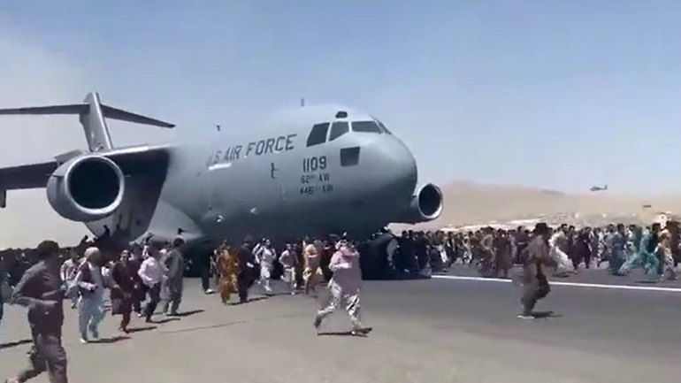Αφγανιστάν: Άνθρωποι κρέμονται από αεροπλάνο που απογειώνεται για να εγκαταλείψουν την Καμπούλ