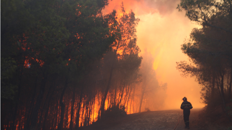 Μαίνονται οι φωτιές σε Κερατέα και Βίλια