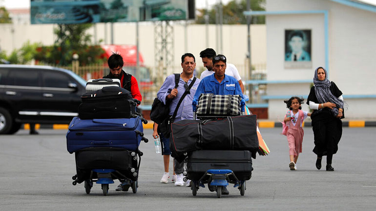 Χάος στο αεροδρόμιο της Καμπούλ: Πυροβολισμοί στον αέρα – Αναφορές για νεκρό παιδί