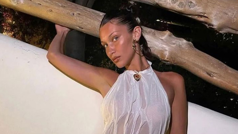 H Bella Hadid ποζάρει με το wetlook mini dress Ελληνίδας σχεδιάστριας