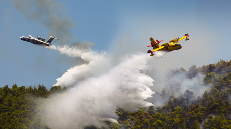 Σε τρία μέτωπα η πυρκαγιά στα Βίλια