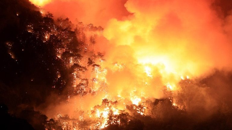 Εκατοντάδες πυροσβέστες προσπαθούν να ελέγξουν πυρκαγιά στη νότια Γαλλία