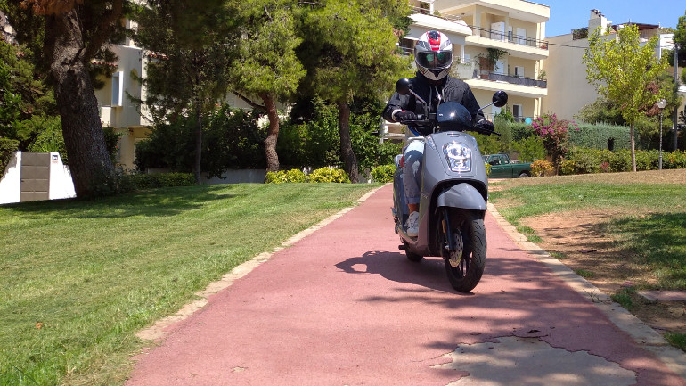 Κινείσαι σαν  να έχεις ένα κανονικό 125άρι scooter χωρίς όμως τον ενοχλητικό θόρυβο της εξάτμισης.