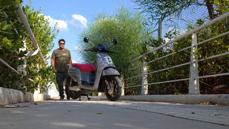 Οι τροχοί είναι 14 ιντσών εμπρός και πίσω κάτι που βοηθάει την ποιότητα κύλισης και την άνεση.