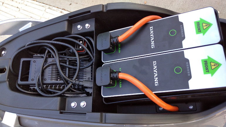 Κάτω από τη σέλα βρίσκονται οι δύο αποσπώμενες μπαταρίες και ο φορτιστής ο οποίος καλύπτει όλο τον αποθηκευτικό χώρο.