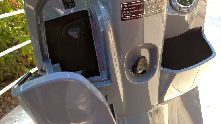 Στο εσωτερικό της ποδιάς υπάρχει ντουλαπάκι με USB θύρα φόρτισης.