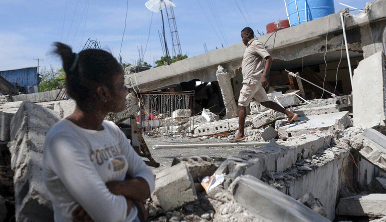 Σεισμός στην Αϊτή: Γιατροί πασχίζουν να σώσουν τις ζωές των τραυματιών σε σκηνές
