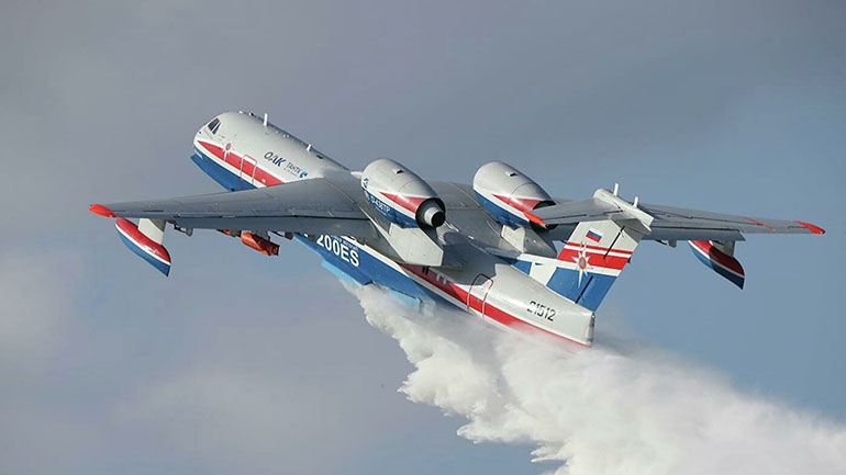 Τα αεροσκάφη Beriev και Ilyushin επιχειρούν στη μεγάλη φωτιά στα Βίλια