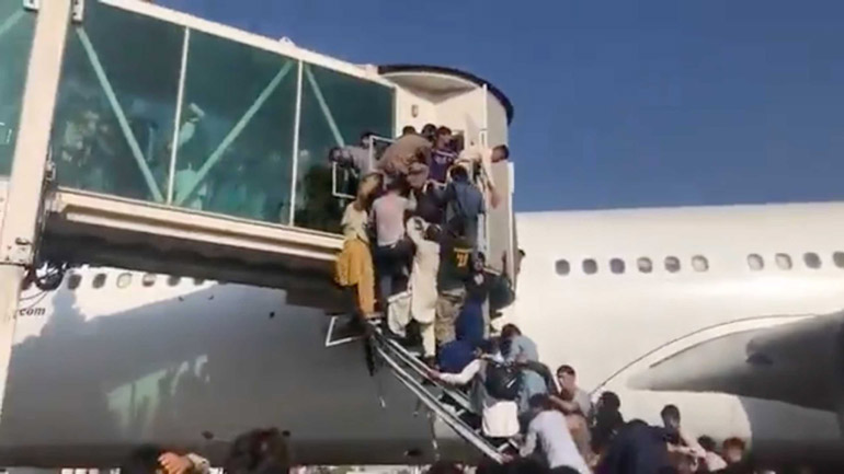 Το Πεντάγωνο επιταχύνει τις αναχωρήσεις από το αεροδρόμιο της Καμπούλ