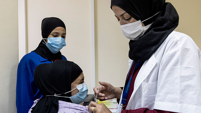 Το Ισραήλ είναι η πρώτη χώρα στον κόσμο που πλέον κάνει τρίτη δόση στους άνω των 50 ετών