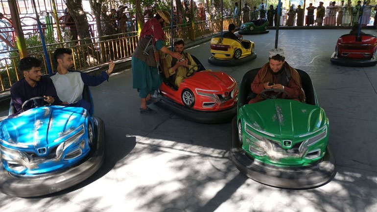 Αφγανιστάν: Οι Ταλιμπάν διασκεδάζουν σε λούνα παρκ