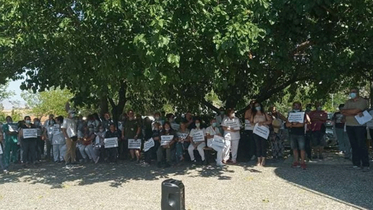 Διαμαρτυρία υγειονομικών του Πανεπιστημιακού Νοσοκομείου Λάρισας για τον υποχρεωτικό εμβολιασμό