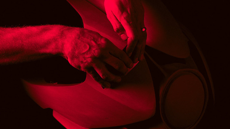 Μέσα στο βίντεο βλέπουμε το πρώτο σχήμα του μοντέλου από πηλό.