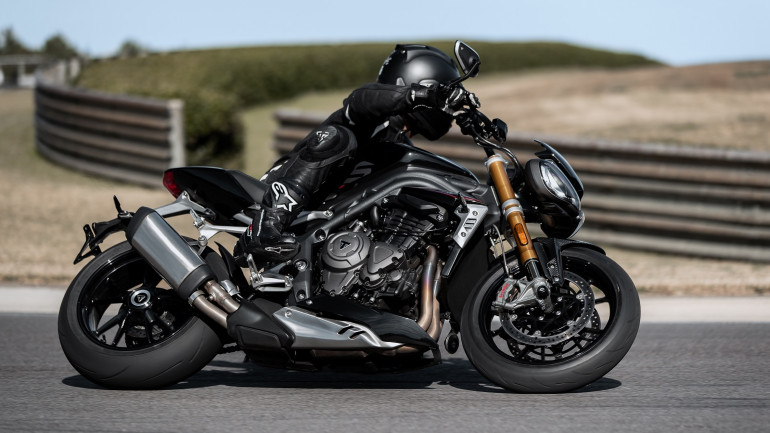 Πάνω στο super naked Speed Triple 1200 RS θα βασιστεί το νέο RR.