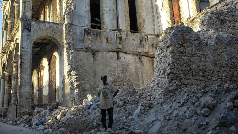 Αϊτή: Καταρρέουν κι άλλα κτήρια από τους μετασεισμούς