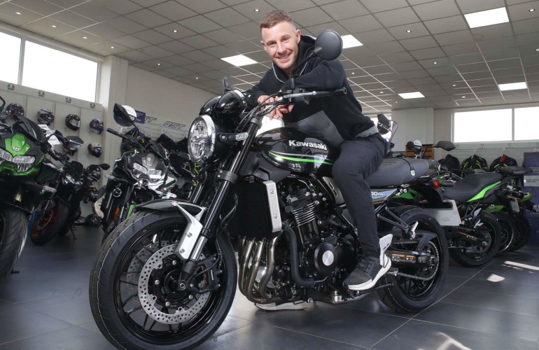 Ο πολυπρωταθλητής Jonathan Rea έκανε δική του μια Z900RS του 2021!