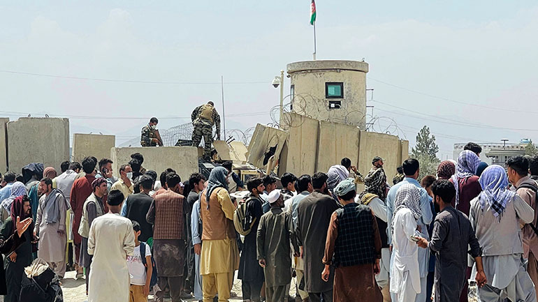 Αφγανιστάν: Γονείς δίνουν τα παιδιά τους σε στρατιώτες για να τα σώσουν Αφγανιστάν: Γονείς δίνουν τα παιδιά τους σε στρατιώτες για να τα σώσουν