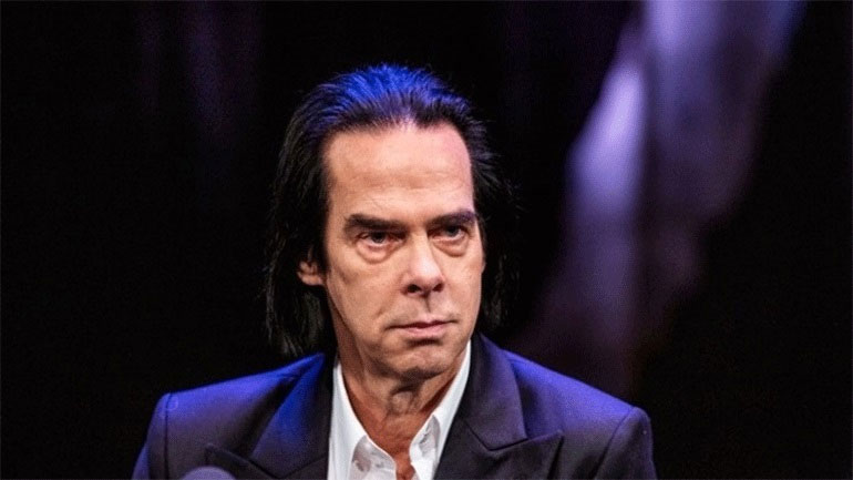 Ο Νικ Κέιβ αποκάλυψε ότι εμβολιάστηκε κατά του κορωνοϊού