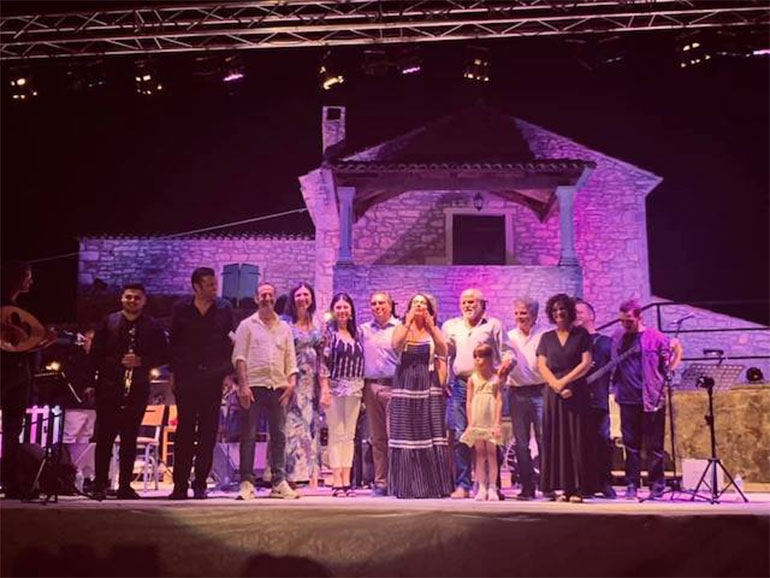 Με τον δήμαρχο Β. Κέρκυρας Γεώργιο Μαχειμάρη, τους αντιδημάρχους και τους συντελεστές της παράστασης