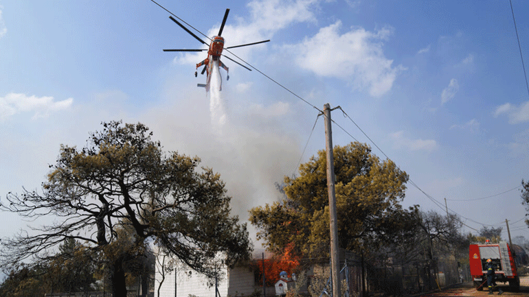 Οριοθετήθηκε στο μεγαλύτερο μέρος η πυρκαγιά στα Βίλια – Μάχη στο νότιο τμήμα