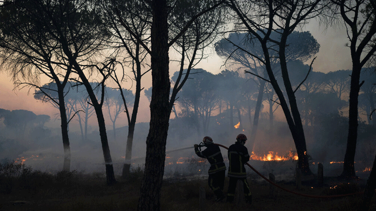 Γαλλία: Οριοθετήθηκε η πυρκαγιά στην Κυανή Ακτή