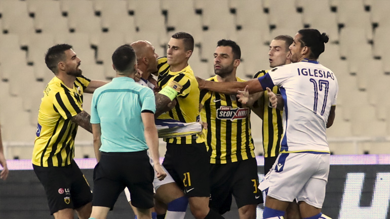 Mπουνιές στο φιλικό ΑΕΚ-Αστέρας ανάμεσα σε Τζαβέλλα και Μπαράλες!