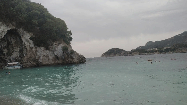 Η παραλία της Ροβινιάς η υδάτινη «γωνιά του παραδείσου» στην Κέρκυρα