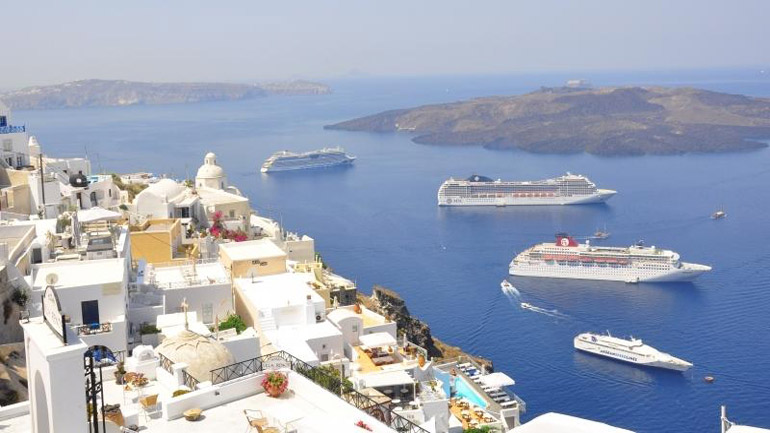 «Όργιο» φοροδιαφυγής σε μίνι κρουαζιέρες της Σαντορίνης «Όργιο» φοροδιαφυγής σε μίνι κρουαζιέρες της Σαντορίνης