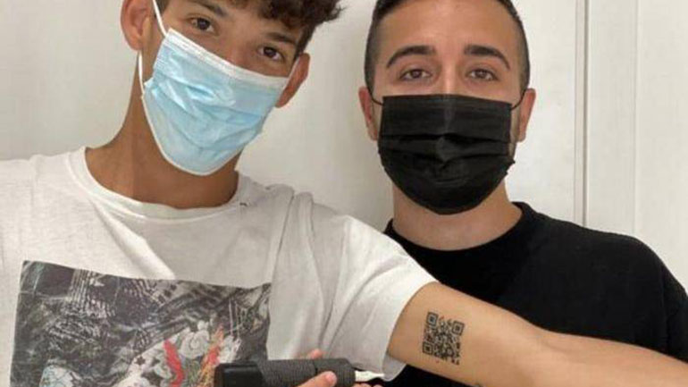 Ιταλός έκανε τατουάζ… το υγειονομικό πάσο του κατά της Covid-19