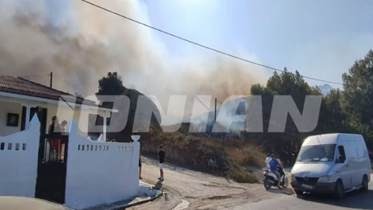 Ζάκυνθος: Πυρκαγιά στο χωριό Αργάσι κοντά στον οικισμό
