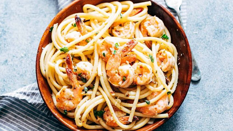 Μακαρονάδα με γαρίδες και μανιτάρια αλά κρεμ για ατελείωτη απόλαυση