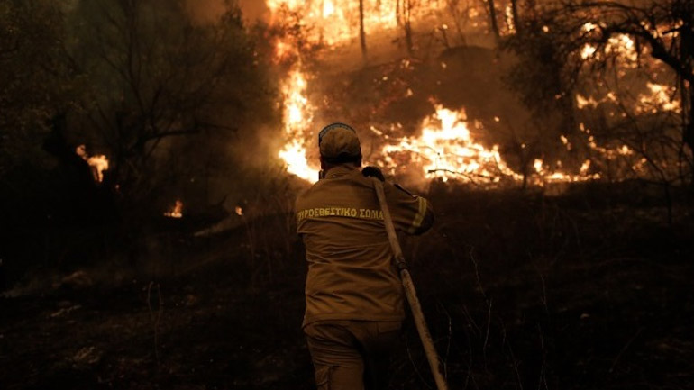 Εύβοια: Σε εξέλιξη πυρκαγιά στο Μετόχι Καρύστου