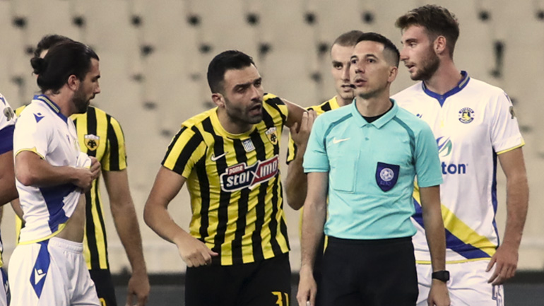 Διαιτητής σε Τζαβέλλα: «Δεν έφταιγες εσύ»