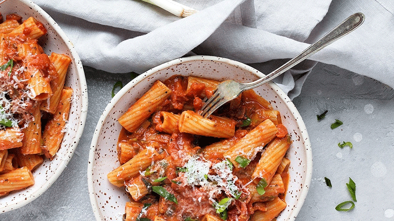 Ριγκατόνι με κόκκινη σάλτσα για όλη την οικογένεια