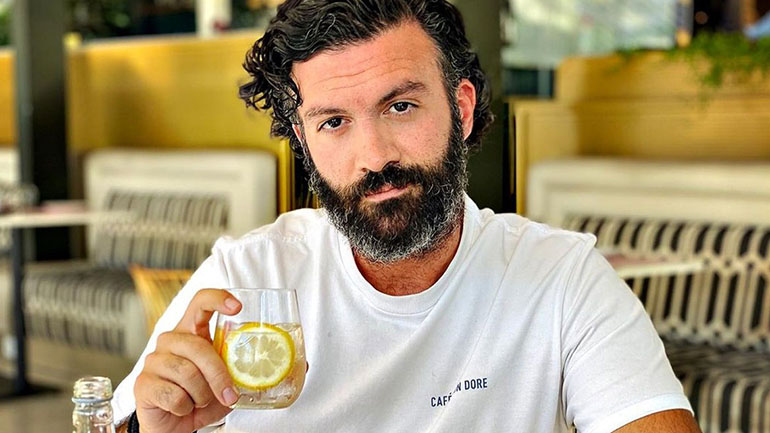 O Γιώργος Παπακώστας έκανε το επόμενο βήμα στη σχέση του με τη σύντροφό του